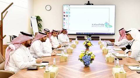 غرفة الرياض ووزارة السياحة تبحثان تعزيز الاستثمارات