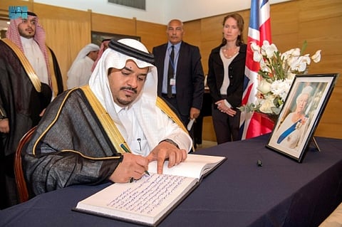 Acting Governor of Riyadh Region Prince Mohammed Bin Abdulrahman visited Tuesday the Embassy of the United Kingdom in Saudi Arabia. During his visit, he offered his condolences on the death of Queen Elizabeth II of the United Kingdom of Great Britain and Northern Ireland.