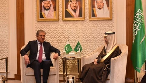 Saudi Foreign Minister Prince Faisal bin Farhan bin Abdullah receives his Pakistani counterpart. (SPA)