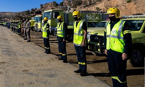 Valor of citizen saves residents from massive fire caused by burning car 