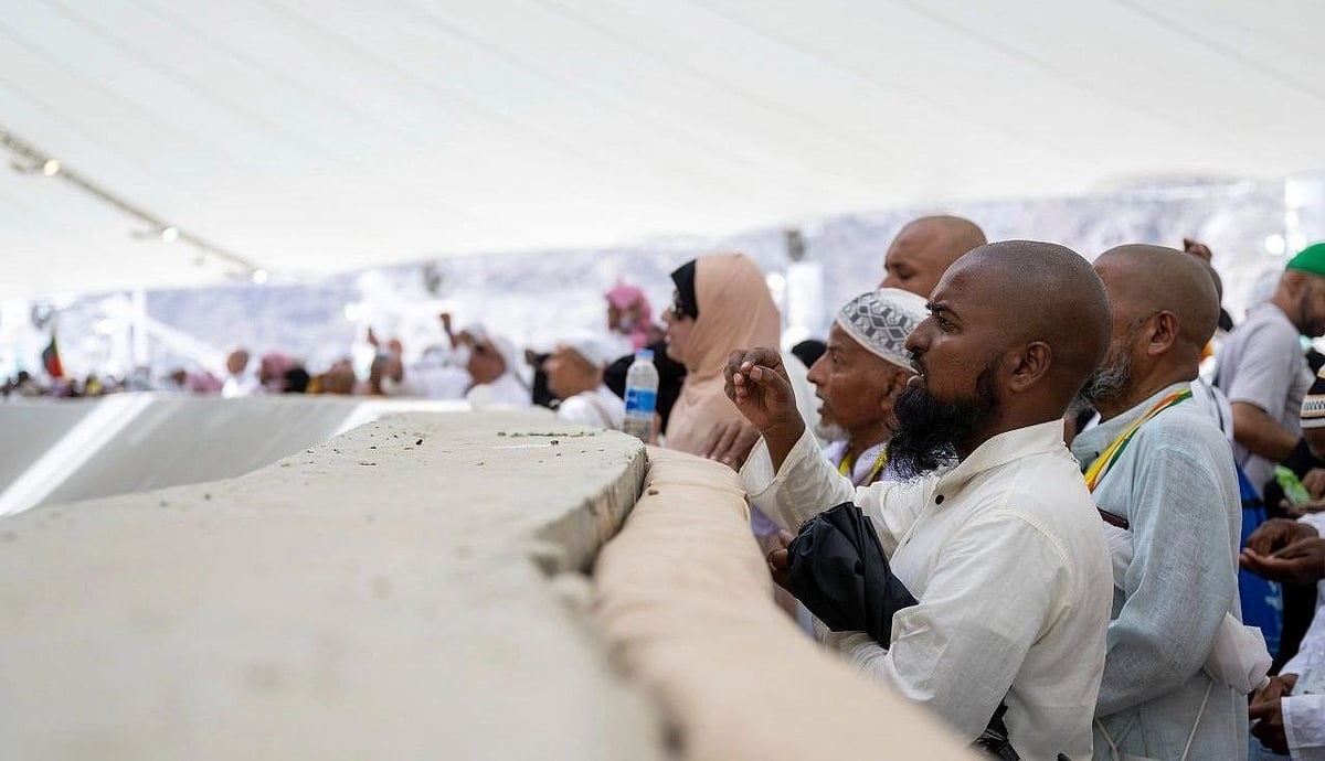 حجاج بيت الله الحرام يرمون جمرة العقبة يوم النحر 