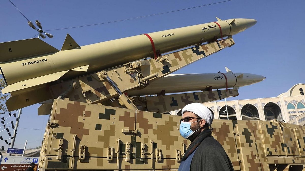 الحرس الثوري الإيراني: سنواصل الهجمات حتى تدمير القواعد الأمريكية في المنطقة بالكامل 