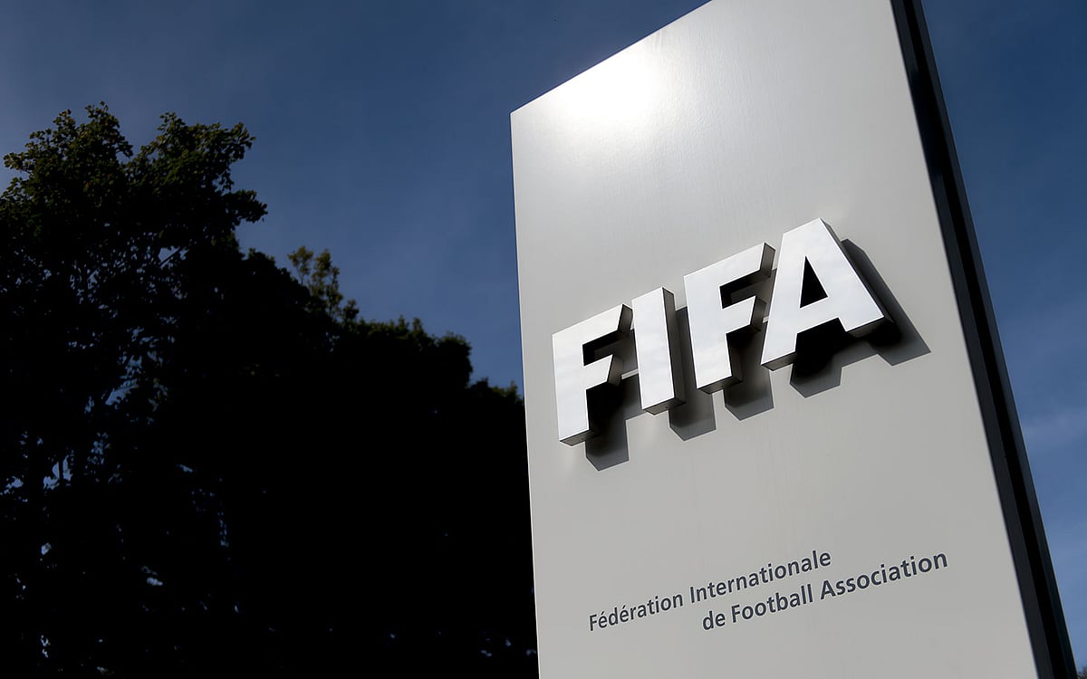 "فيفا" يكشف قائمة حكام كأس العرب في قطر 