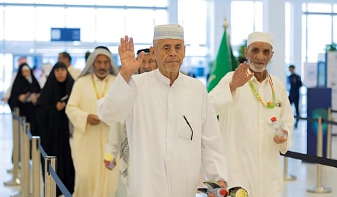 حجاج بيت الله الحرام يشيدون بالخدمات المقدمة لهم في المدينة المنورة بعد إتمام الحج 
