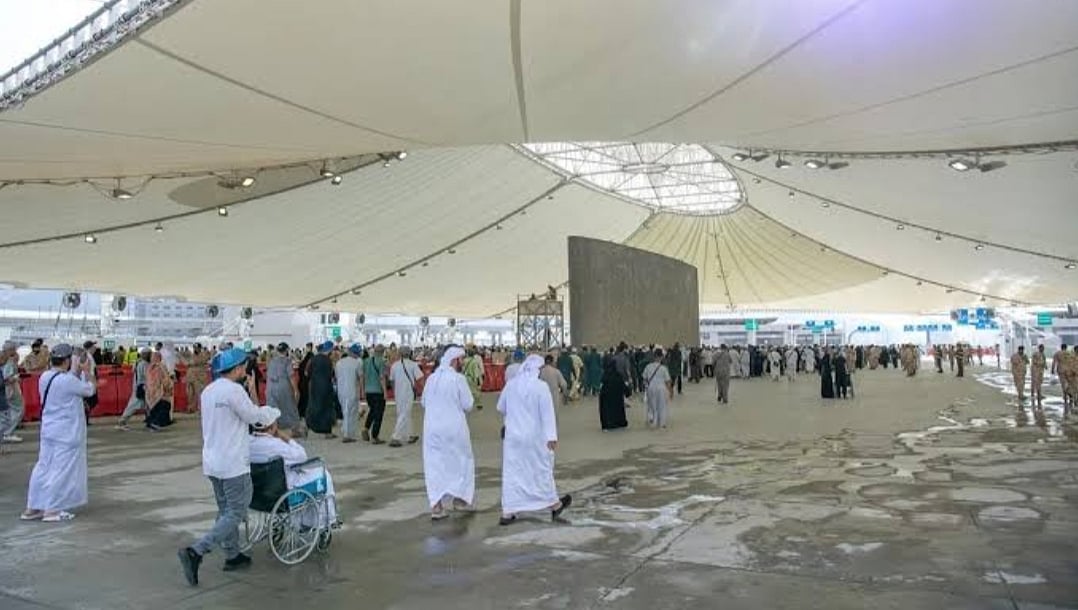 ضيوف برنامج خادم الحرمين الشريفين يغادرون مشعر منى بعد إتمام رمي الجمرات 