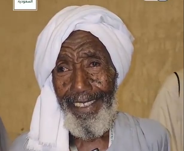 «تمنى حسن الخاتمة».. قصة حاج سوداني يحمل كفنه 