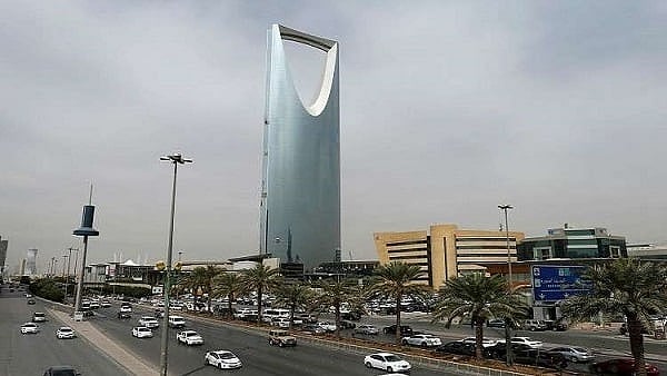 طقس المملكة السبت.. فرصة لهطول أمطار رعدية مصحوبة برياح نشطة وزخات من البرد على بعض المناطق 