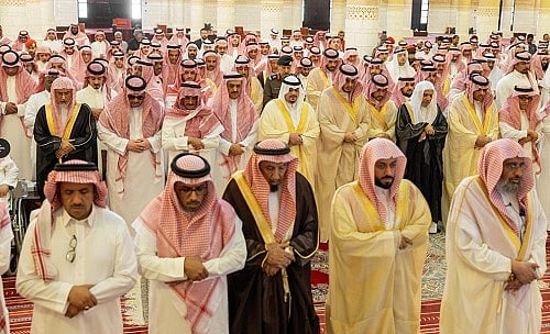 نائب أمير الرياض يؤدي صلاة الميت على عبدالله القحطاني 