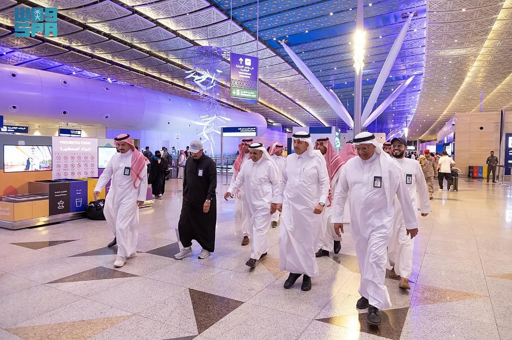 وزير النقل يقف على جاهزية مطار الملك عبدالعزيز الدولي لمرحلة مغادرة ضيوف الرحمن 