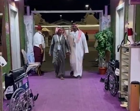 صديقان يجمعهما الحج بعد غياب 33 عاماً 
