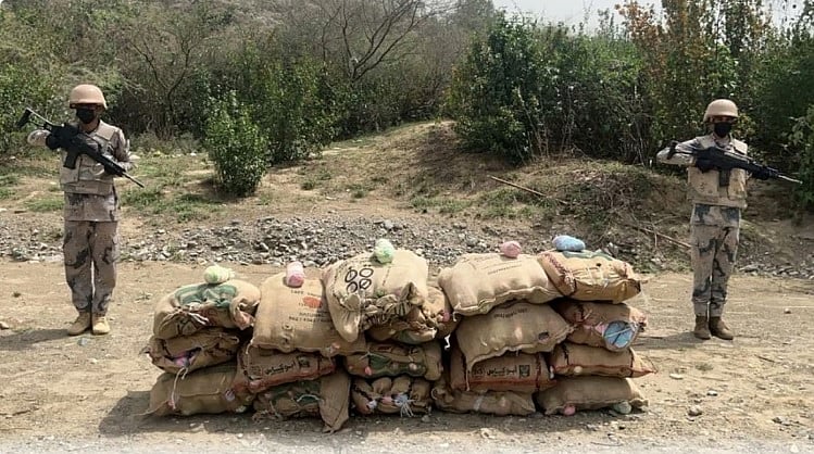 حرس الحدود بجازان يقبض على مخالفين لتهريبهما 280 كيلوجرامًا من القات 