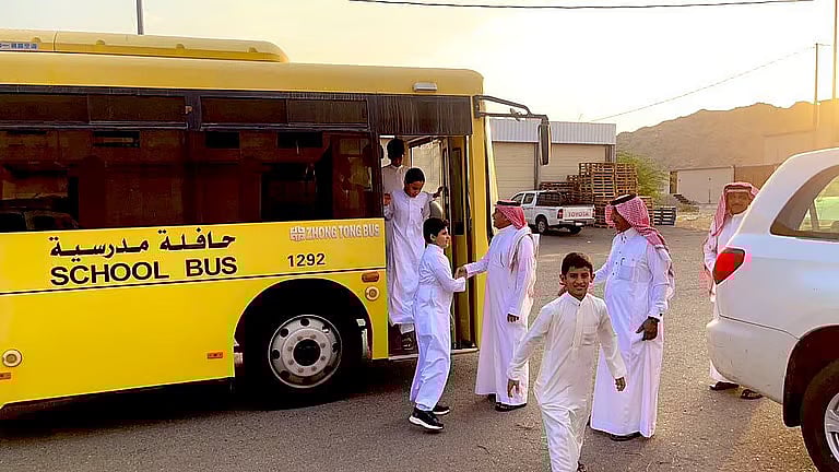 المرور: 4 إرشادات للطلاب عند انتظار الحافلة المدرسية 