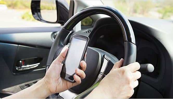 «المرور»: استخدام الهاتف المحمول أثناء القيادة من أبرز المشتتات المُسببة للحوادث 