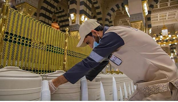 «شؤون الحرمين» توفر 183 طنًا من مياه زمزم لسقيا المصلين بالمسجد النبوي اليوم 