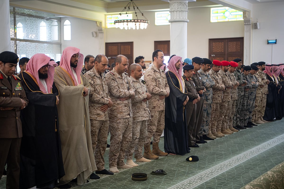 نائب أمير مكة يؤدي صلاة الغائب على مفتي المملكة في جامع الملك سلمان بجدة 