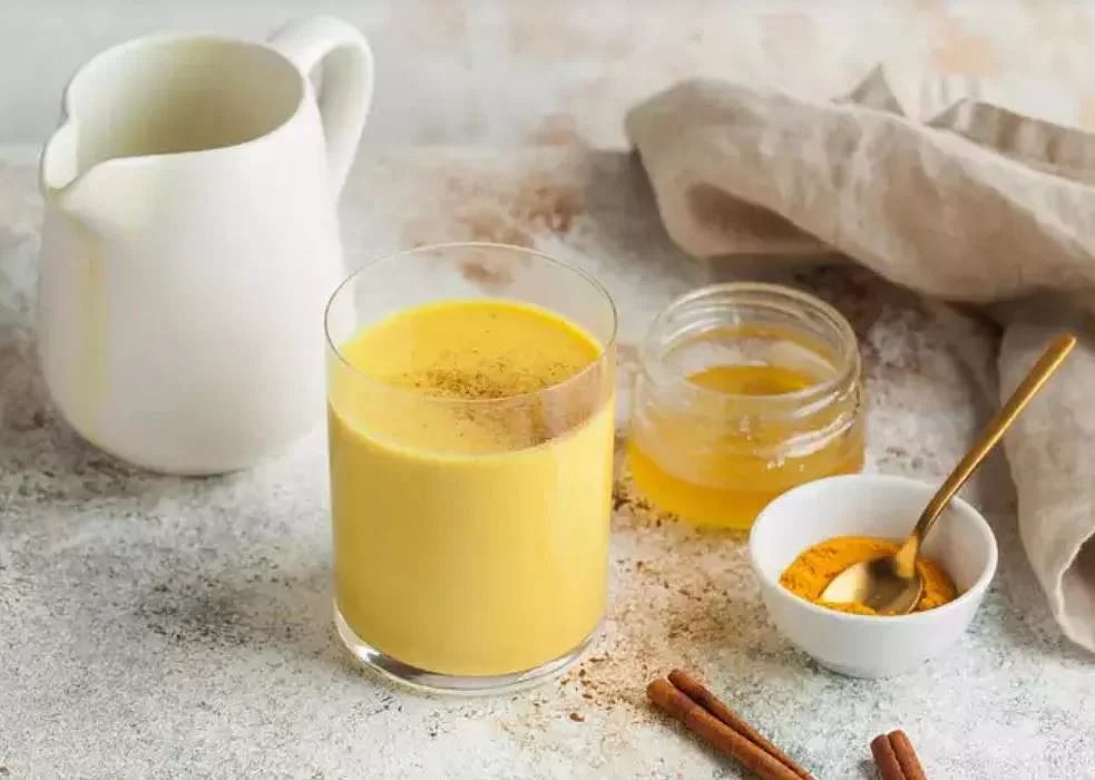 كوب قبل النوم.. 7 فوائد لتناول حليب الكركم يوميًا 