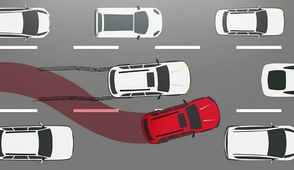 المرور: غرامة المراوغة بين المركبات تصل إلى 6 آلاف ريال 
