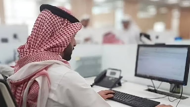 مختص مهني ينصح الموظفين الجدد بالتركيز في العمل قبل التعارف 