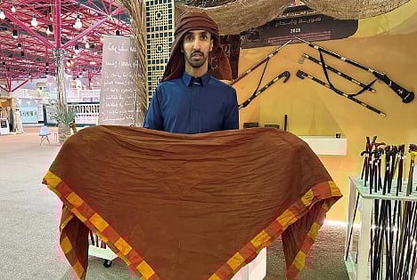 المصدّع الحجازي.. لباس تقليدي يجسّد الموروث الثقافي في معرض «حرفة مكة» 
