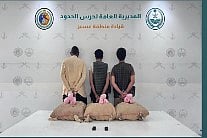 حرس الحدود بعسير يقبض على 3 يمنيين لتهريبهم 60 كيلوجرامًا من القات المخدر 
