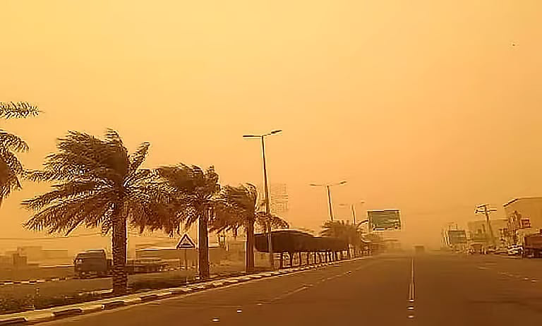 الأرصاد: أتربة مُثارة ورياح نشطة على محافظة الجموم 