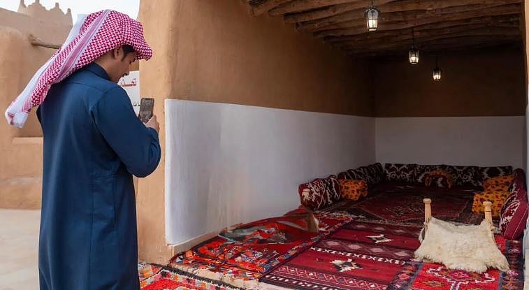 مجالس البيوت الطينية.. تاريخ محفور في الذاكرة 