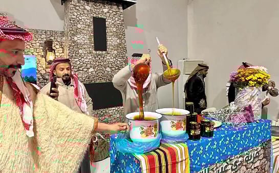 حضور لافت لعسل الباحة في مهرجان الملك عبدالعزيز للإبل 