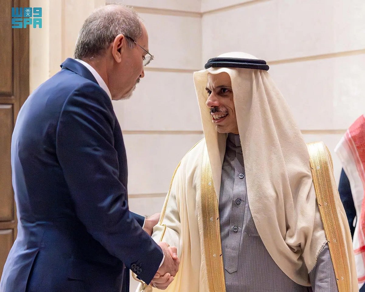 وزير الخارجية يستقبل نظيره الأردني ويناقشان آخر المستجدات الإقليمية والدولية 