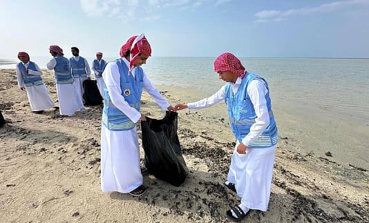 حرس الحدود ينفّذ مبادرة تطوعية لتنظيف شاطئ الرايس في المدينة المنورة 