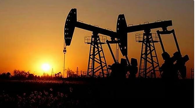 ارتفاع النفط بدعم من النمو الاقتصادي الأمريكي ومخاطر تعطل الإمدادات 