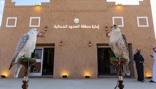 ركن الصقور يشهد إقبالًا من زوار جناح إمارة الحدود الشمالية بمعرض وزارة الداخلية 