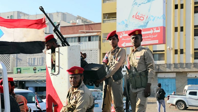 أستاذ إعلام: طموحات المجلس الانتقالي وسلوكه العسكري لا يخدمان القضية اليمنية 