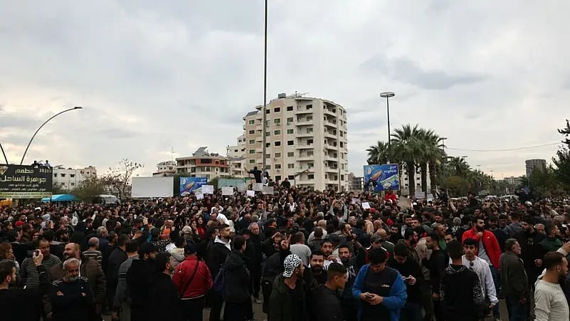 دبلوماسي سوري: أجندات خارجية تسعى لزعزعة الاستقرار والجيش يتحرك لإعادة الأمن بالساحل السوري 