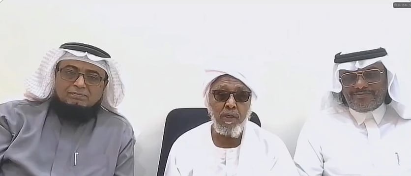 معلم سوداني يلتقي طلابه بالمملكة بعد 40 عامًا من الغياب 