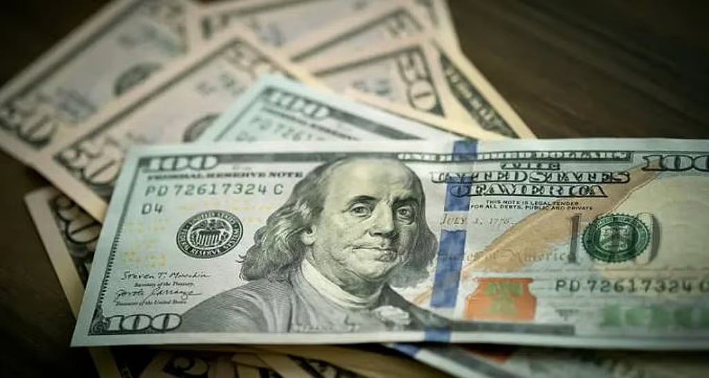 الدولار يرتفع قبيل صدور محضر اجتماع المركزي الأمريكي 