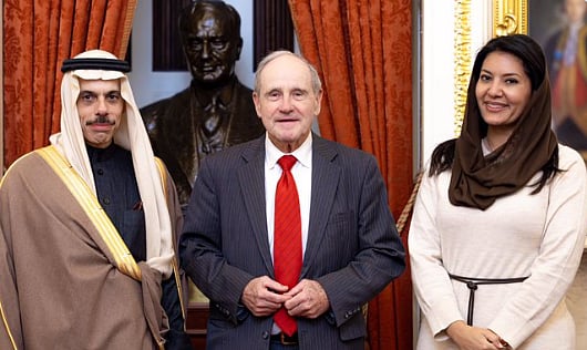 وزير الخارجية يلتقي رئيس لجنة العلاقات الخارجية في مجلس الشيوخ الأمريكي ونائبته 