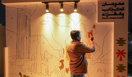 جداريات تفاعلية تستقطب زوّار مهرجان الكتّاب والقرّاء بالطائف 
