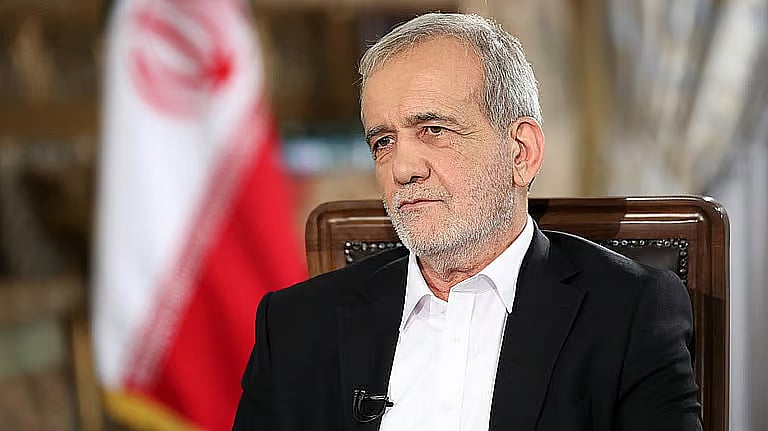 الرئيس الإيراني: أمريكا وإسرائيل تصدران الأوامر لمثيري الشغب لزعزعة الاستقرار 