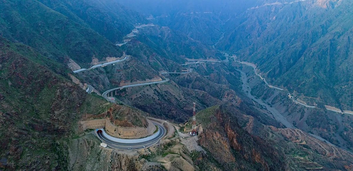 «عقبة الباحة».. من تحدي الجغرافيا إلى إدارة الطريق كمنظومة أمان 