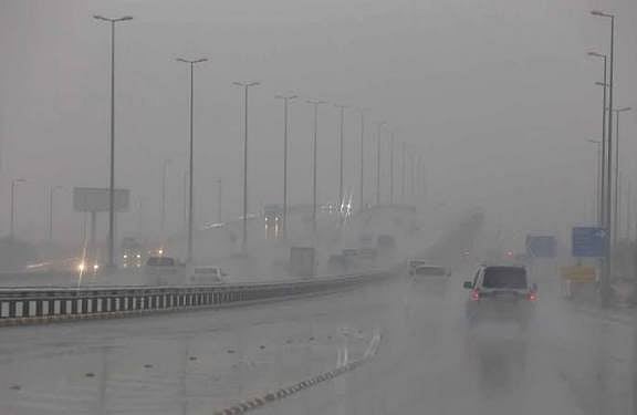 طقس الإثنين.. رياح نشطة تؤدي لانعدام الرؤية الأفقية وأمطار خفيفة وضباب على عدة مناطق 