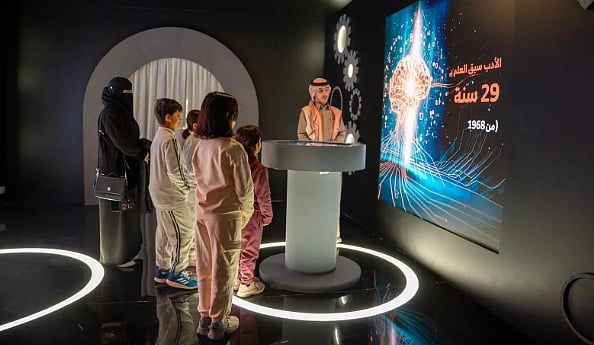 «آلة الزمن» تنقل زوّار مهرجان الكتّاب والقرّاء بالطائف بين العصور 