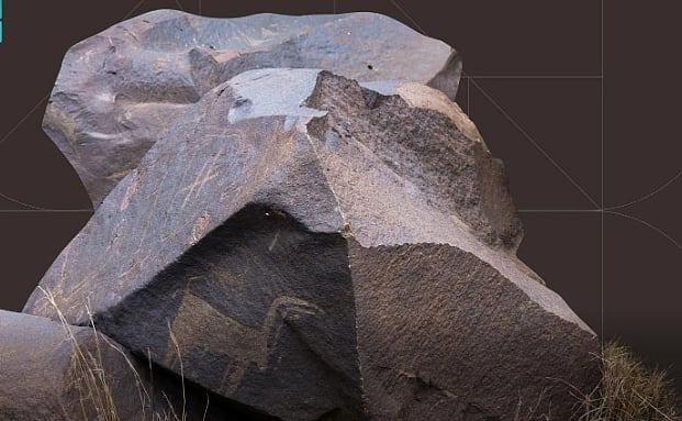 اكتشاف 20 صخرة تحمل نقوشًا أثرية في مشروع «قمم السودة» 