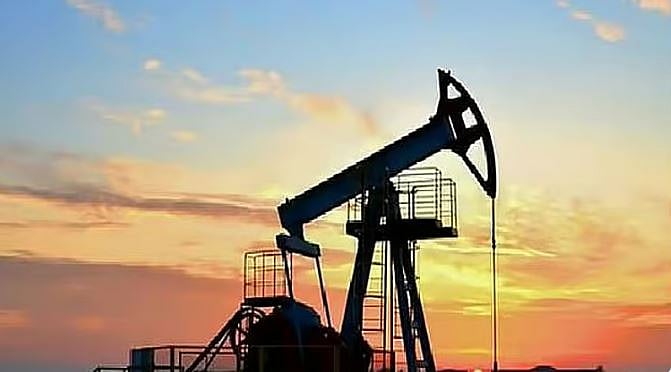 النفط ينهي سلسلة ارتفاعات متواصلة مع استئناف شحنات فنزويلا 