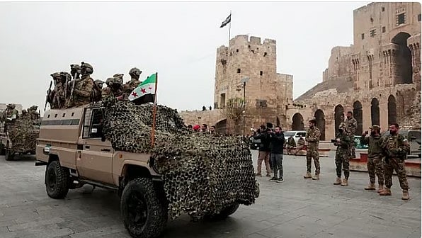 الجيش السوري يعلن بدء الرد على مواقع (PKK) الإرهابية وفلول النظام السابق في حلب 