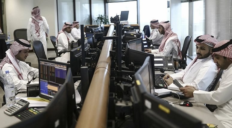 مختص: صرف ساعات العمل الإضافية مع الرواتب 