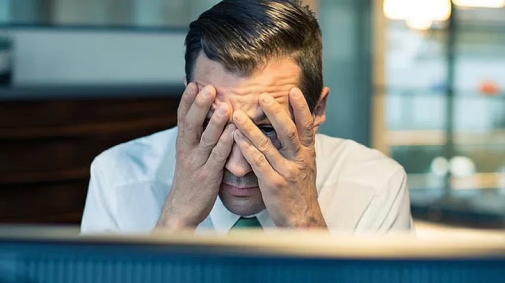 الشعور الدائم بالإرهاق والتعب.. تعرف على علامات الاحتراق الوظيفي 