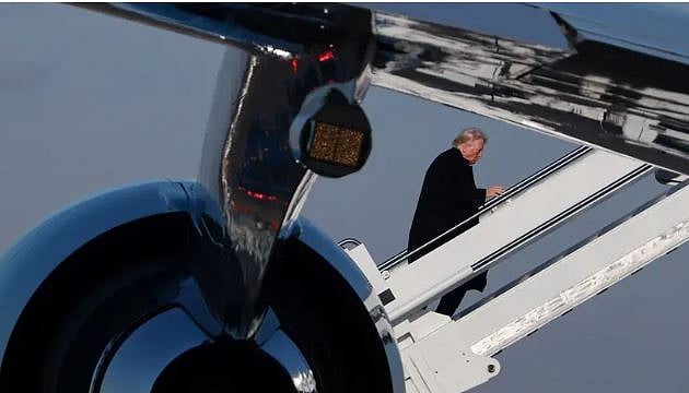 خلال توجهها إلى دافوس.. طائرة ترامب تواجه مشكلة كهربائية وتعود أدراجها 