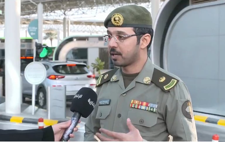 «الجوازات»: خدمة «أبشر سفر» تتيح إنهاء إجراءات السفر مسبقًا وتسهّل العبور عبر المنافذ البرية 