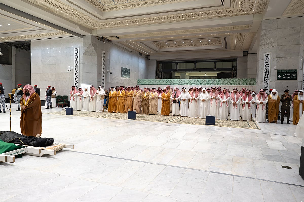 نائب أمير مكة المكرمة يؤدي صلاة الميت على الأمير فيصل بن تركي 