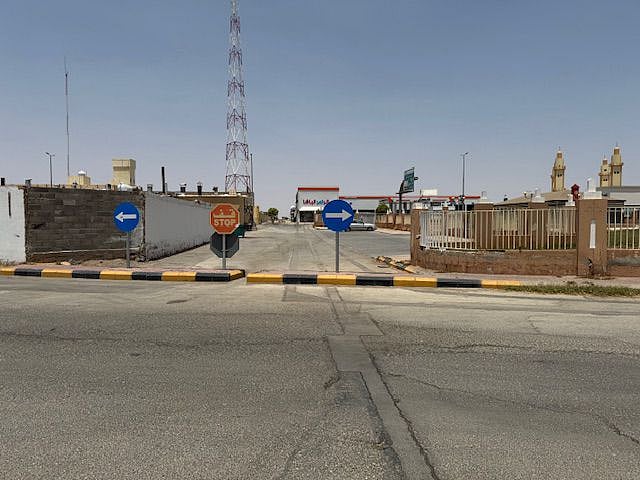 قلة المواقف تُربك مرتادي المطاعم.. ومطالبات بفتح طريق مغلق بالبكيرية 